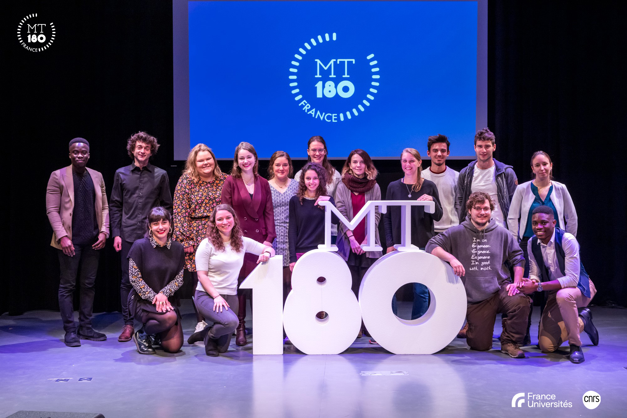 photo de groupe des 16 finalistes de Ma thèse en 180 secondes France, édition 2022