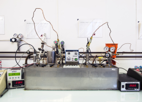 Banc d'hydrogénation pour l'analyse des propriétés de sorption de l'hydrogène de matériaux