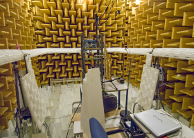 Chambre anéchoïque. Cette salle est utilisée pour effectuer des mesures acoustiques s'affranchissant de l'"effet de salle", afin de savoir comment le son se déplace et se développe dans l'espace (dans une salle de concert, les musiciens peuvent être disposés autrement par rapport à une formation classique)