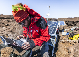 Antoine Protin participe à l’installation de quatorze sismomètres sur le cône principal du Piton de la Fournaise, sur l’île de La Réunion. 